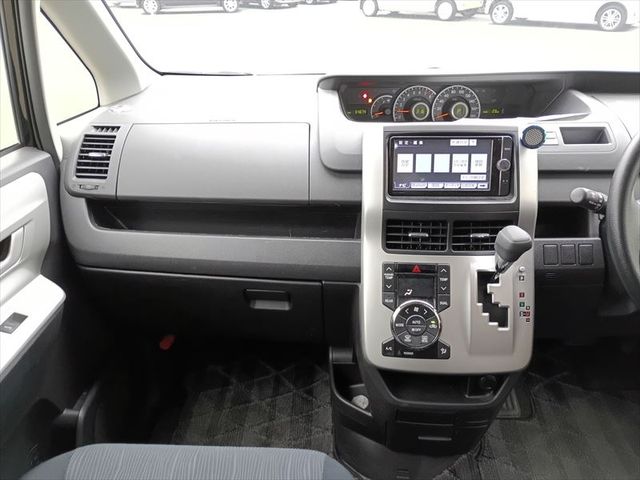 TOYOTA VOXY 2013 Image 31