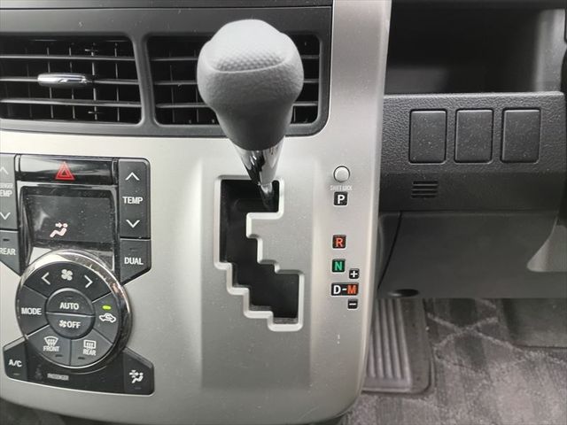 TOYOTA VOXY 2013 Image 31