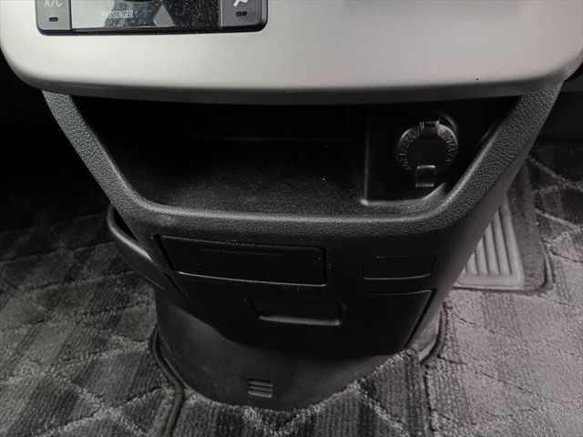 TOYOTA VOXY 2013 Image 31