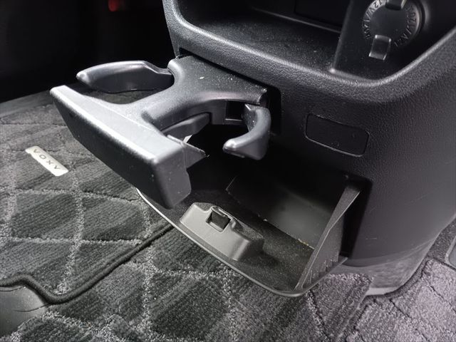 TOYOTA VOXY 2013 Image 31