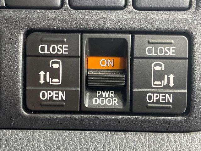 TOYOTA NOAH 2017 Image 31