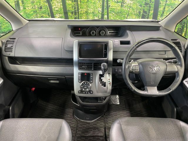 TOYOTA VOXY 2013 Image 31