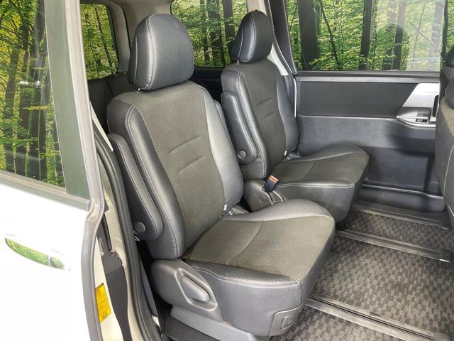 TOYOTA VOXY 2013 Image 31