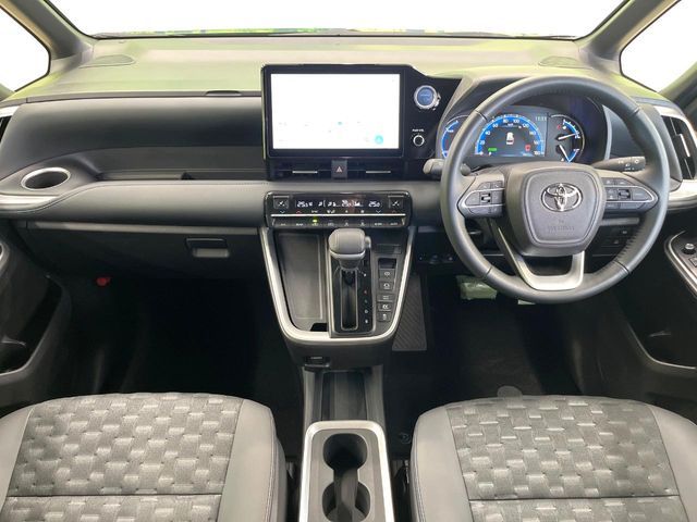 TOYOTA VOXY HYBRID 2022 Image 31