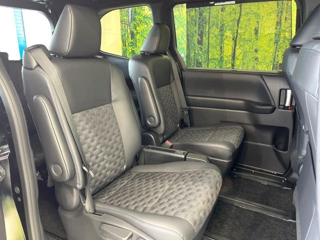 TOYOTA VOXY HYBRID 2022 Image 31