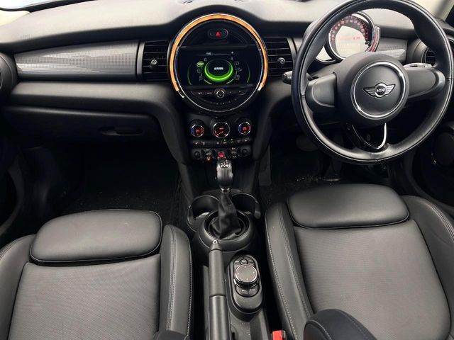 BMW MINI COOPER D 5D 2018 Image 31