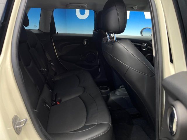 BMW MINI COOPER D 5D 2018 Image 31