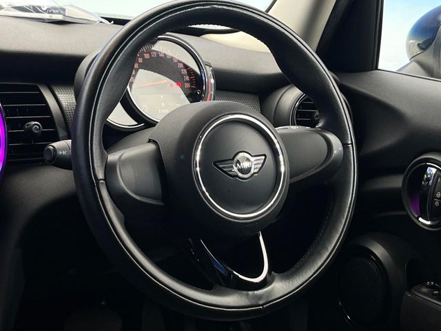 BMW MINI COOPER D 5D 2018 Image 31