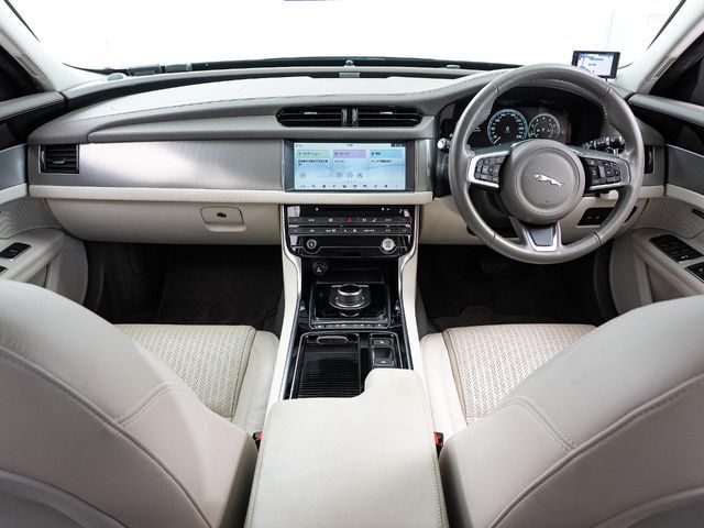 JAGUAR XFSERIES 2019 Image 31