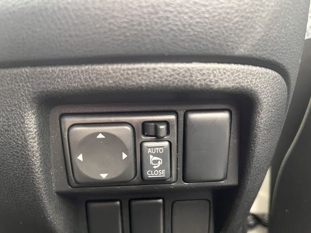 NISSAN JUKE 2010 Image 31