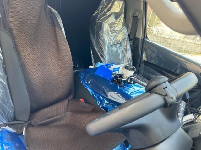 NISSAN CARAVAN VAN 4WD 2025 Image 31