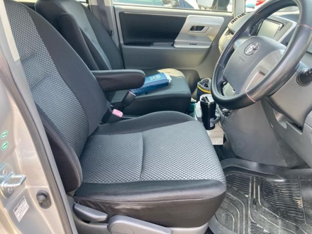 TOYOTA NOAH 2007 Image 31