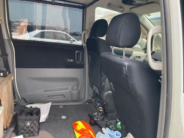 TOYOTA VOXY 2005 Image 31