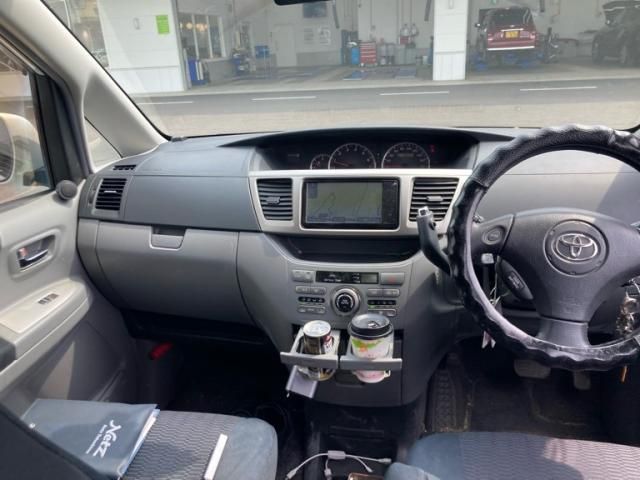TOYOTA VOXY 2005 Image 31