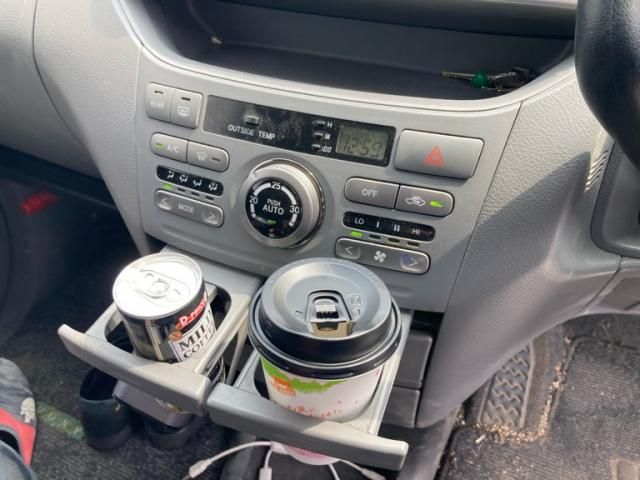 TOYOTA VOXY 2005 Image 31