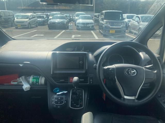 TOYOTA VOXY 2017 Image 31