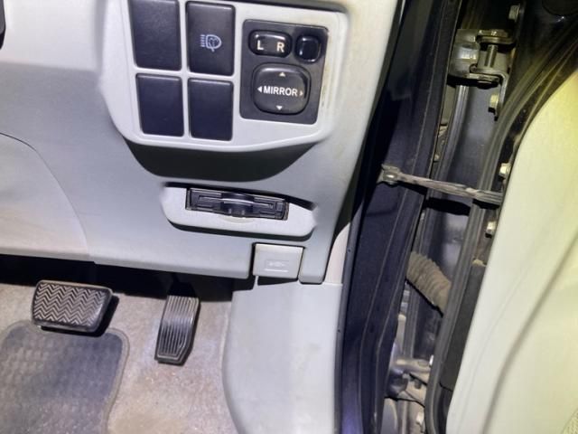 TOYOTA PRIUS 2011 Image 31