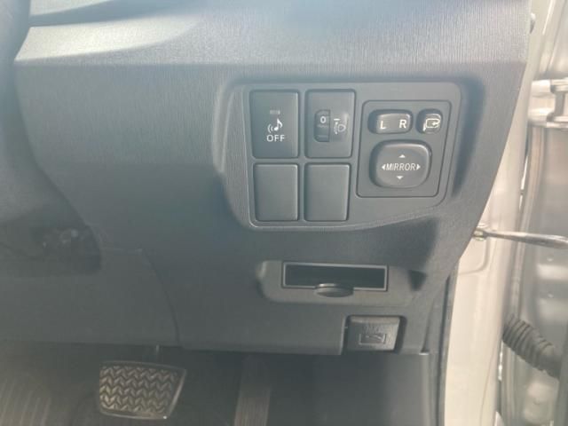 TOYOTA PRIUS 2012 Image 31