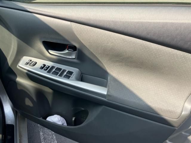 TOYOTA PRIUS ALPHA 2011 Image 31