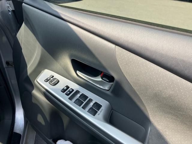 TOYOTA PRIUS ALPHA 2011 Image 31