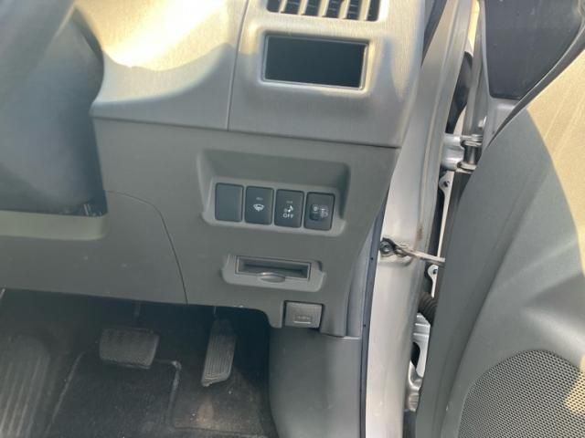 TOYOTA PRIUS ALPHA 2011 Image 31