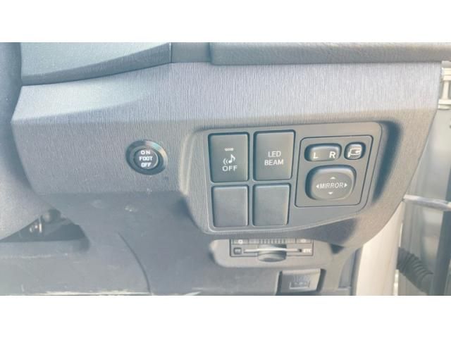 TOYOTA PRIUS 2012 Image 31