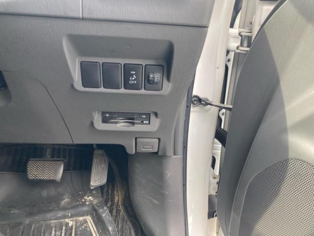 TOYOTA PRIUS ALPHA 2012 Image 31