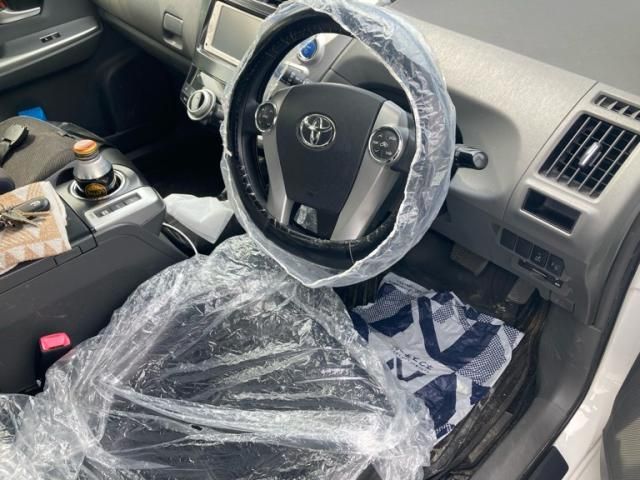 TOYOTA PRIUS ALPHA 2012 Image 31