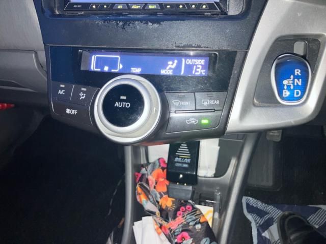 TOYOTA PRIUS ALPHA 2013 Image 31