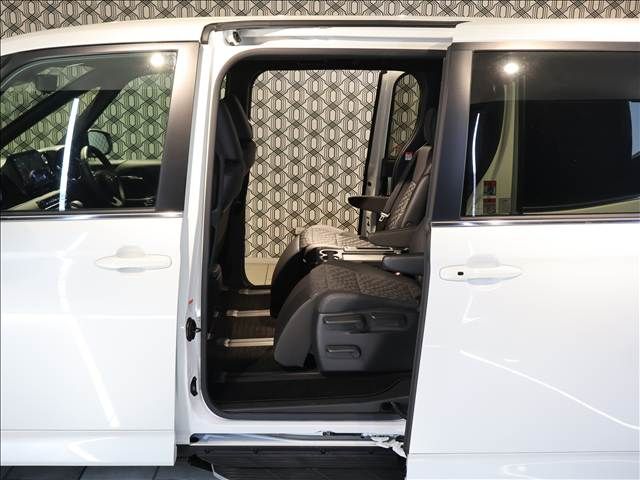 TOYOTA VOXY HYBRID 2023 Image 31