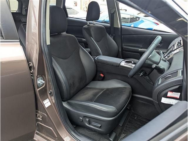 TOYOTA PRIUS ALPHA 2019 Image 31