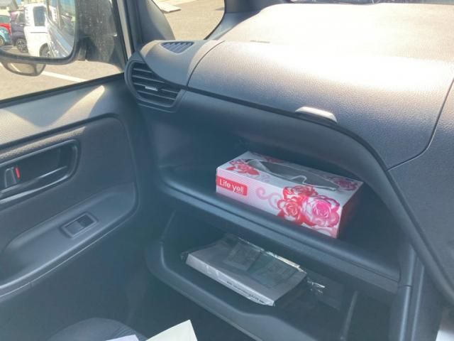 TOYOTA NOAH 4WD 2021 Image 31