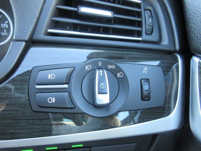 BMW 5SERIES SEDAN 2017 Image 31