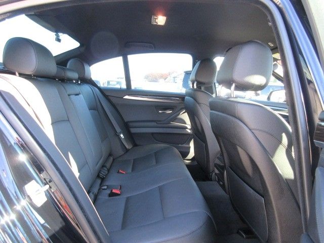 BMW 5SERIES SEDAN 2017 Image 31