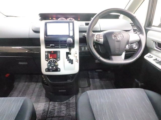 TOYOTA VOXY 2011 Image 31
