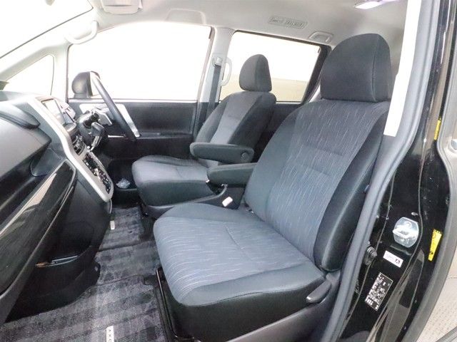 TOYOTA VOXY 2011 Image 31