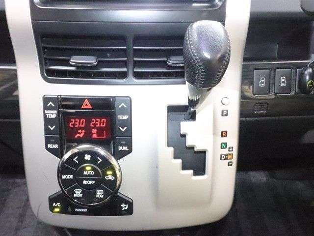 TOYOTA VOXY 2011 Image 31