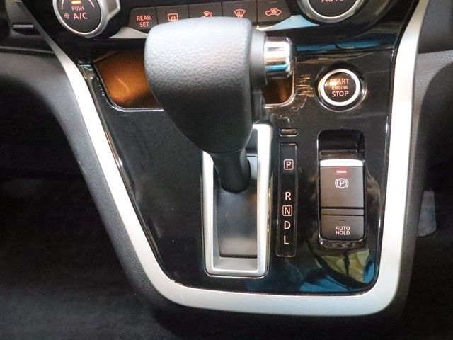 NISSAN SERENA  S-HYBRID 2017 Image 31