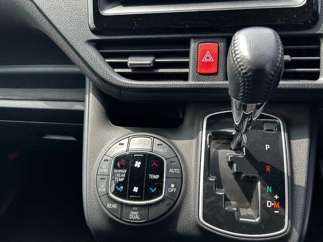 TOYOTA VOXY 2015 Image 31