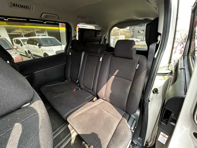 TOYOTA VOXY 2015 Image 31