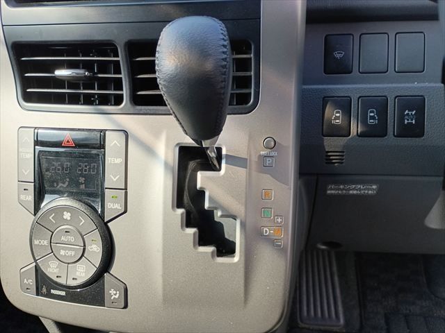 TOYOTA VOXY 4WD 2010 Image 31