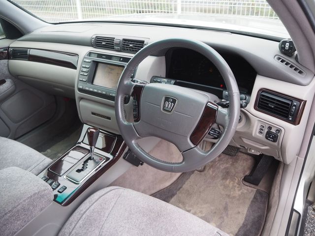 TOYOTA CROWN MAJESTA 2003 Image 31