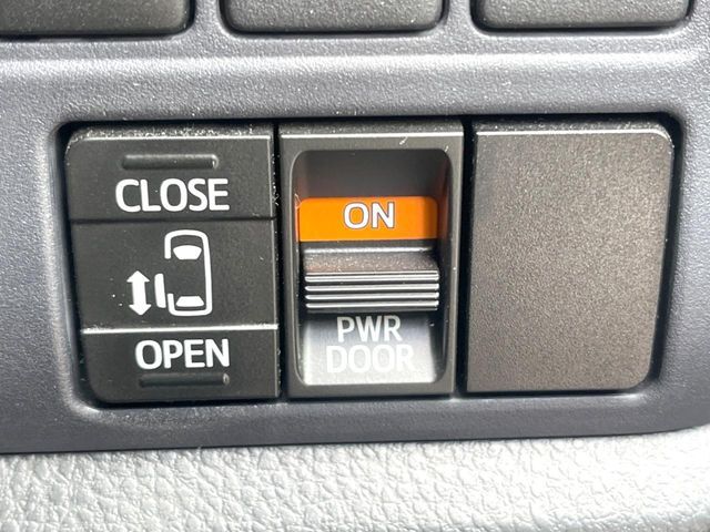 TOYOTA VOXY 2016 Image 31