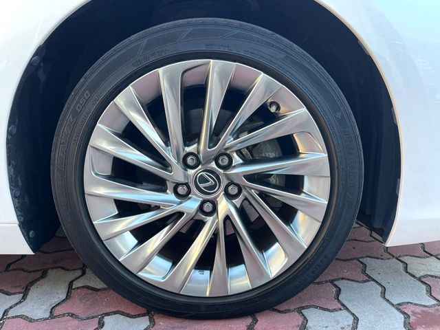 TOYOTA LEXUS ES300H 2019 Image 31