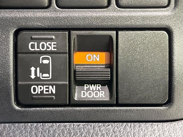 TOYOTA VOXY 4WD 2018 Image 31