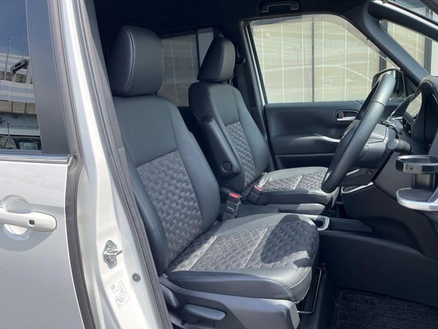 TOYOTA VOXY HYBRID 2022 Image 31