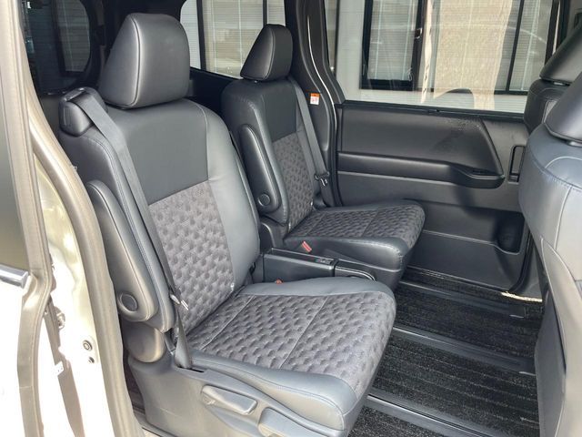 TOYOTA VOXY HYBRID 2022 Image 31