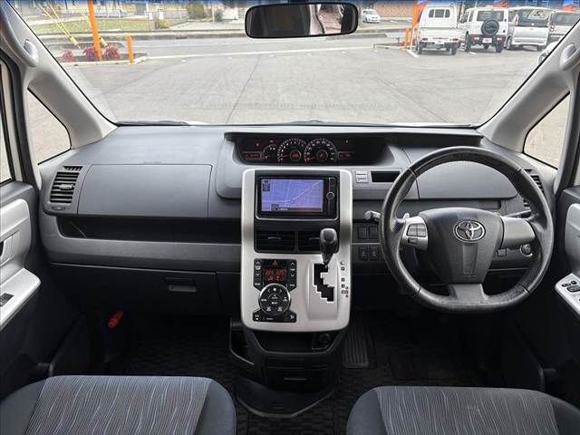TOYOTA VOXY 2013 Image 31