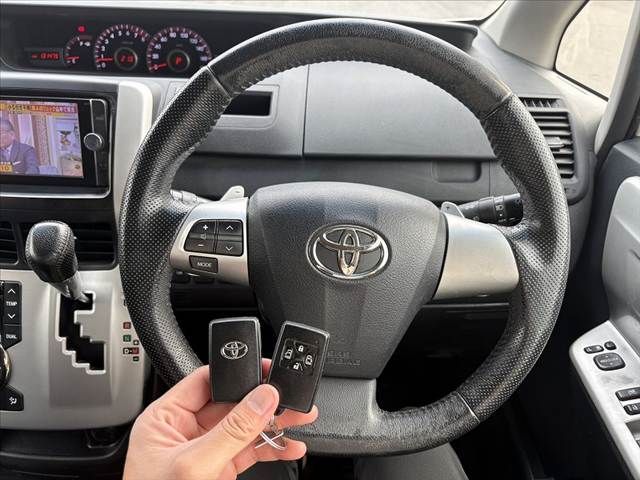 TOYOTA VOXY 2013 Image 31