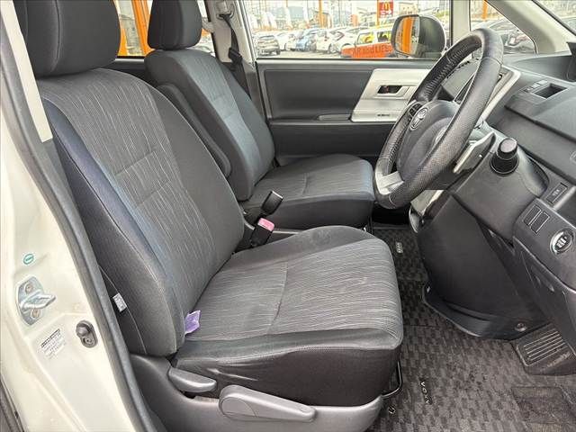 TOYOTA VOXY 2013 Image 31